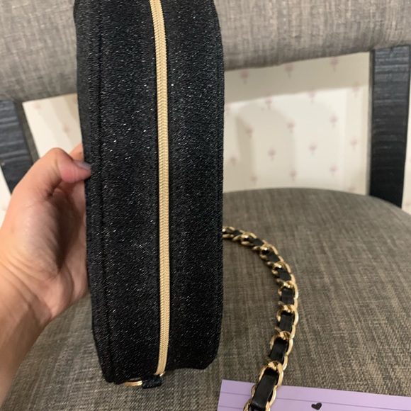❌SOLD❌ Chanel Holiday Pouch 2020 - Picture 5 of 10
